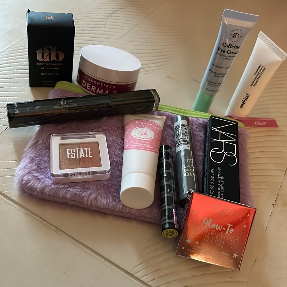 NWT 11 Piece Sample Makeup Bundle